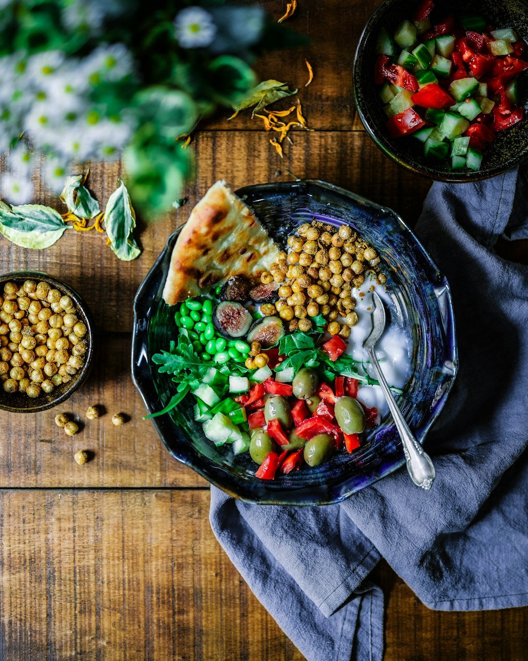 Kleurrijke schaal met verse groenten en voedzame ingrediënten
